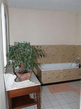 Logis Hotel De France Лош Экстерьер фото